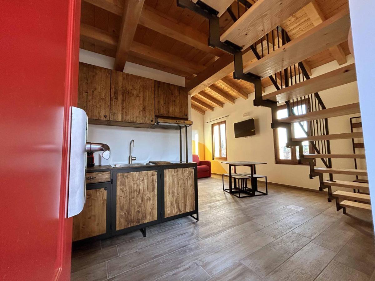 La Volpe Rossa Rooms And Apartments San Felice del Benaco Exterior photo